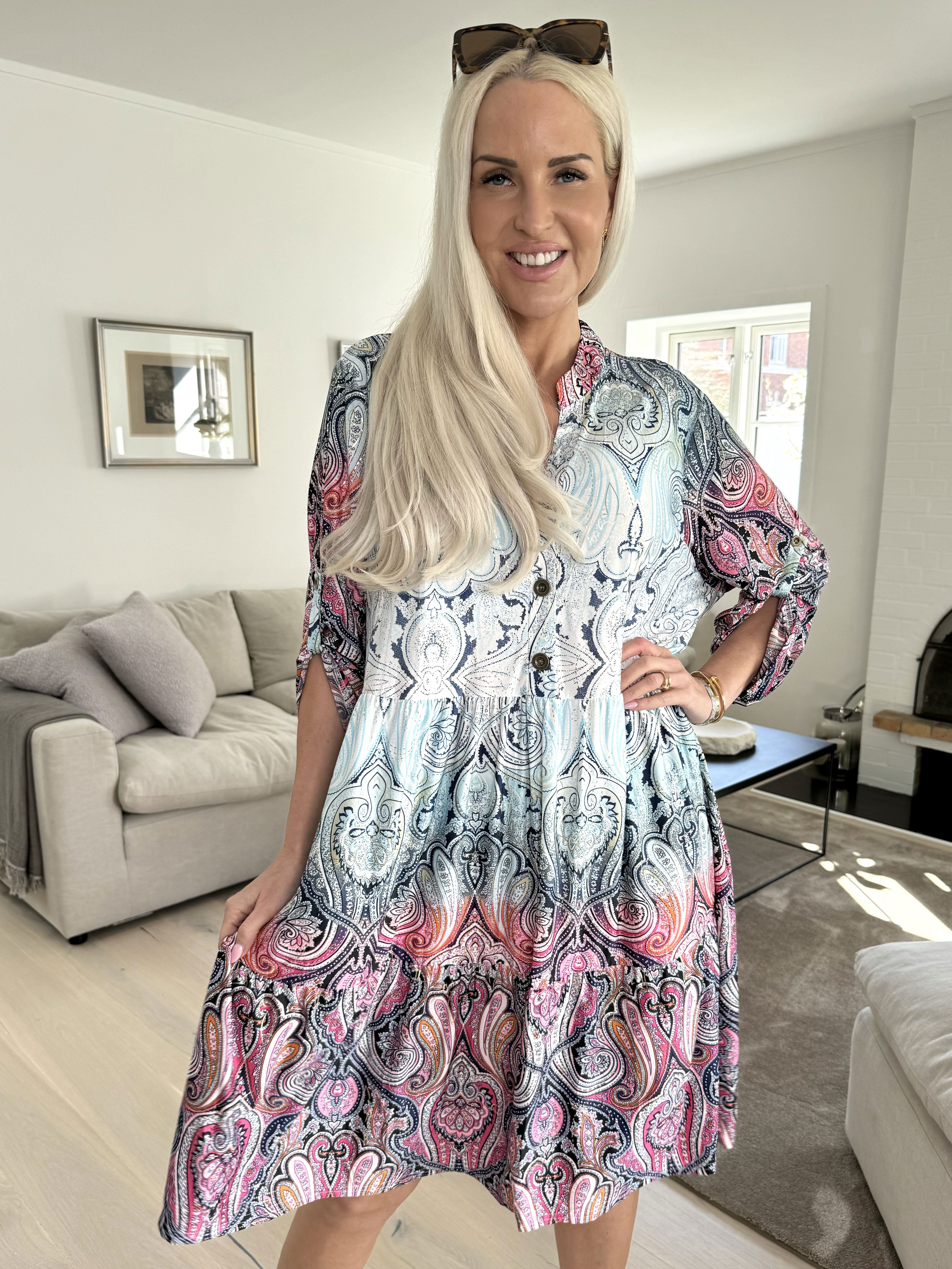 Milano Tamaria Midi - Kjole i fint print i lag på lag look